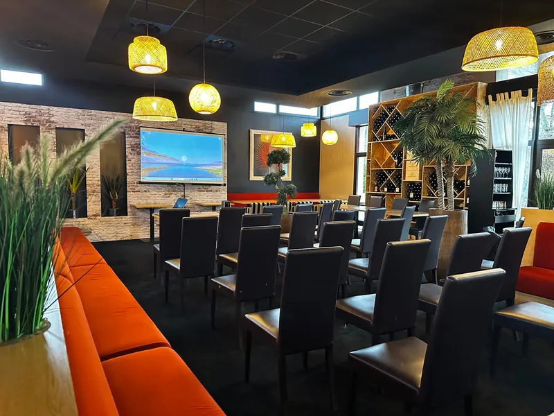 Grande salle du restaurant Ô Midi Vin, idéale pour les privatisations et séminaires